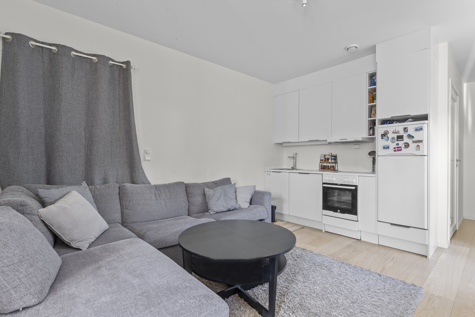 I hybelen er det stue/kjøkken, 1 soverom, gang og bad. Det er varmekabler i hybelen med unntak av på soverommet. Hvitevarer som komfyr, kjøleskap og oppvaskmaskin som medfølger. Galleribilde