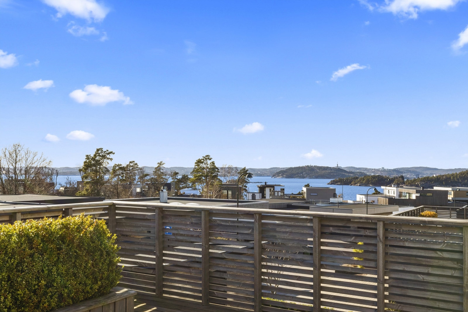 Det er utgang fra stuen til den store, solrike terrassen. Her står solen på hele dagen fra tidlig morgen til sent på kveld. Galleribilde