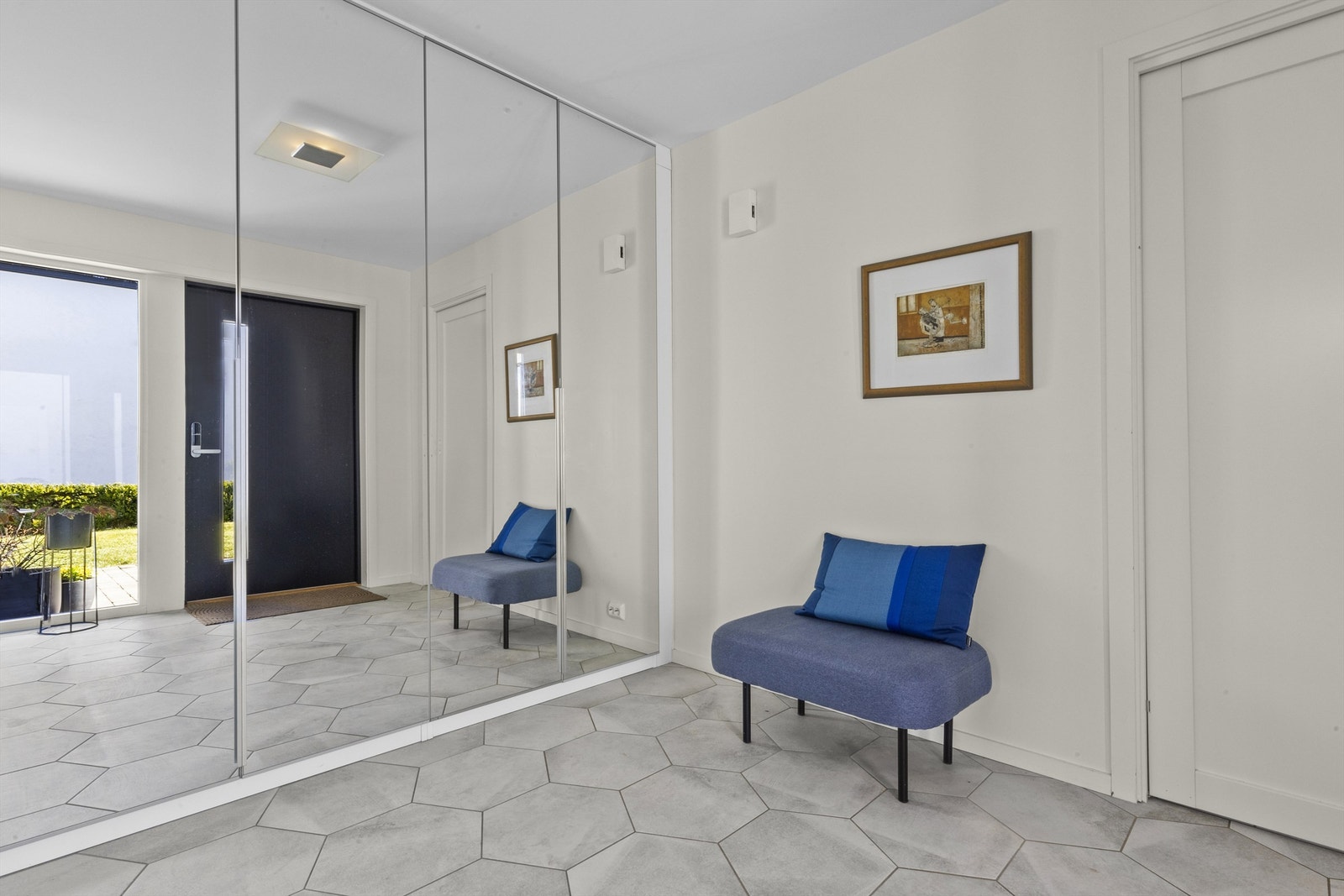 Det er adkomst til vaskerommet og videre inn til garasjen fra gangen. Galleribilde