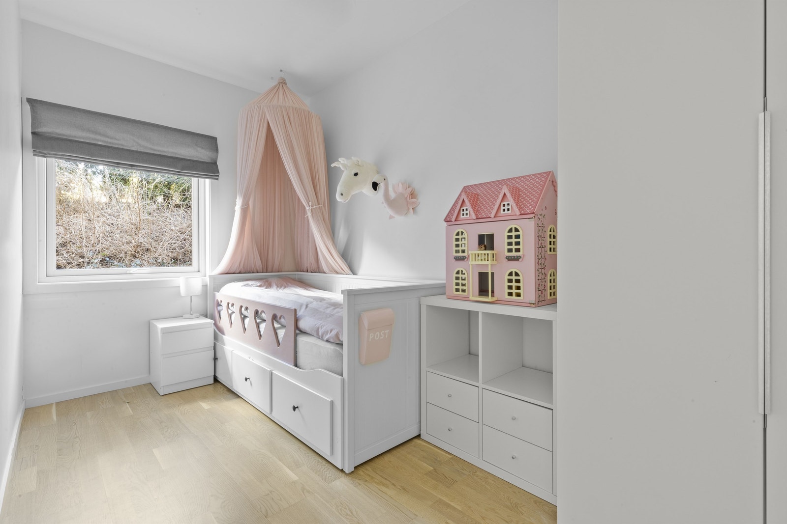 Soverom 2 i 1. etasje med medfølgende garderobeskap. Galleribilde