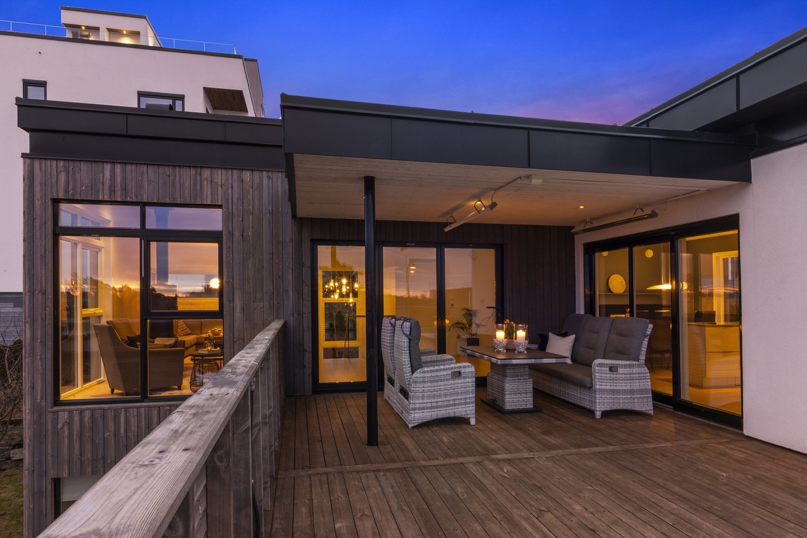 Kveldsbilde av terrassen. Galleribilde