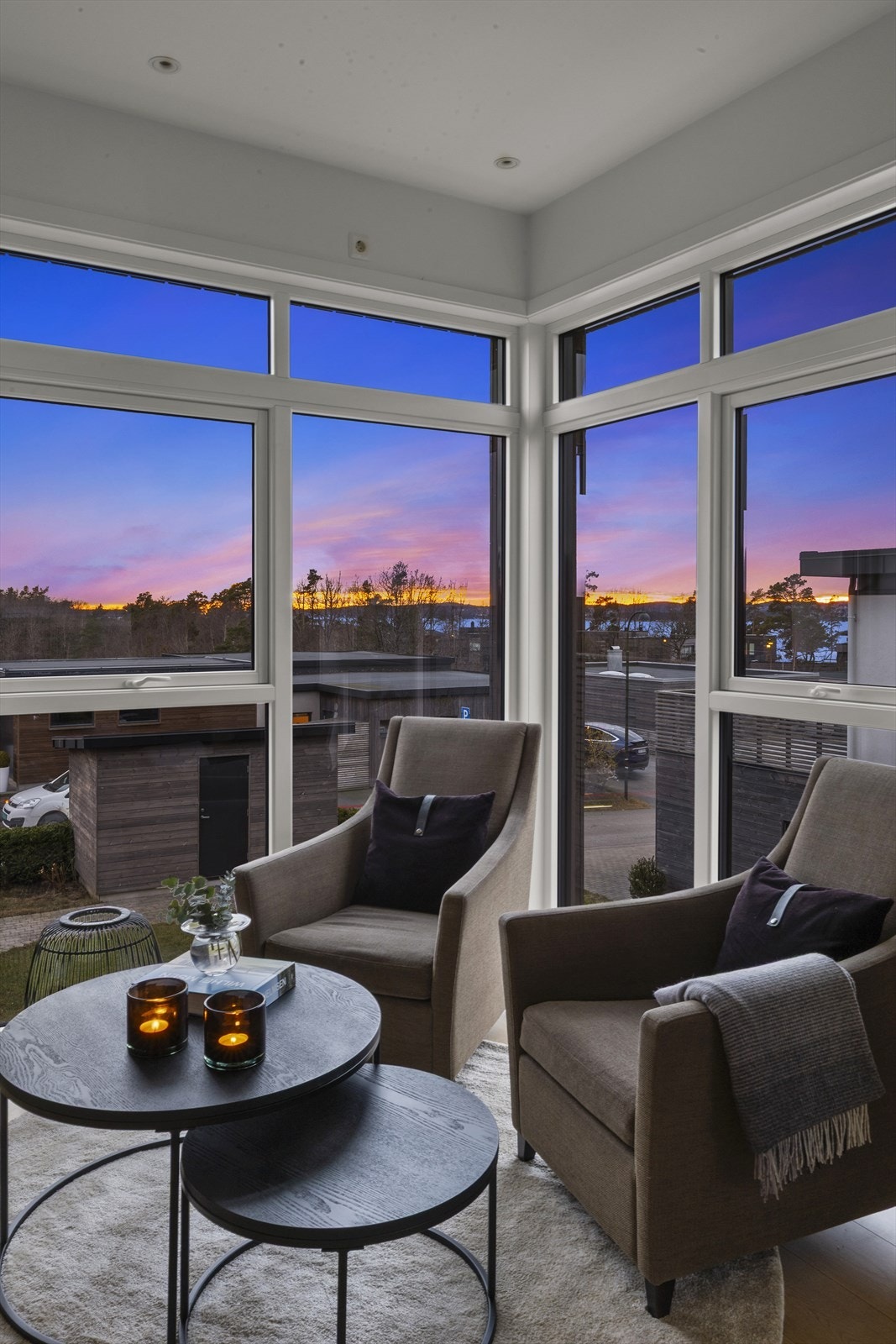 Kveldsbilde av stuen. Galleribilde