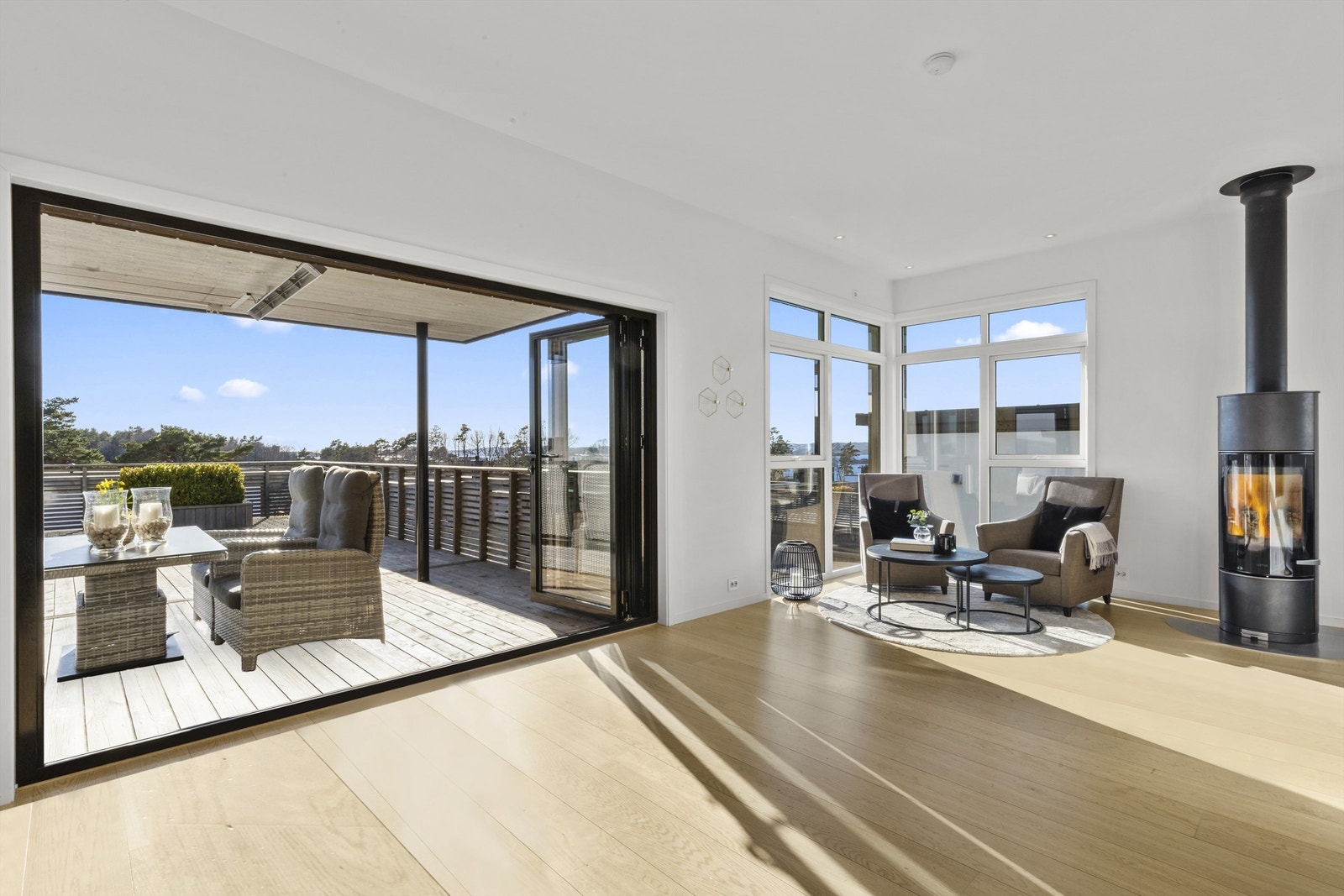 I stuen er det parkett på gulv og malte, lyse overflater for øvrig. Det er svært gode naturlig lysforhold i stuen og kjøkkenet. Tilbaketrukket sofakrok i stuen, og ellers delvis åpen løsning mot kjøkkenet. Galleribilde