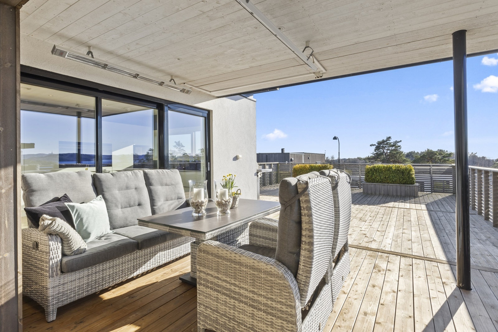 Nydelig uteplass med takoverbygg og varmelamper som forlenger de lange sommerkveldene. Galleribilde