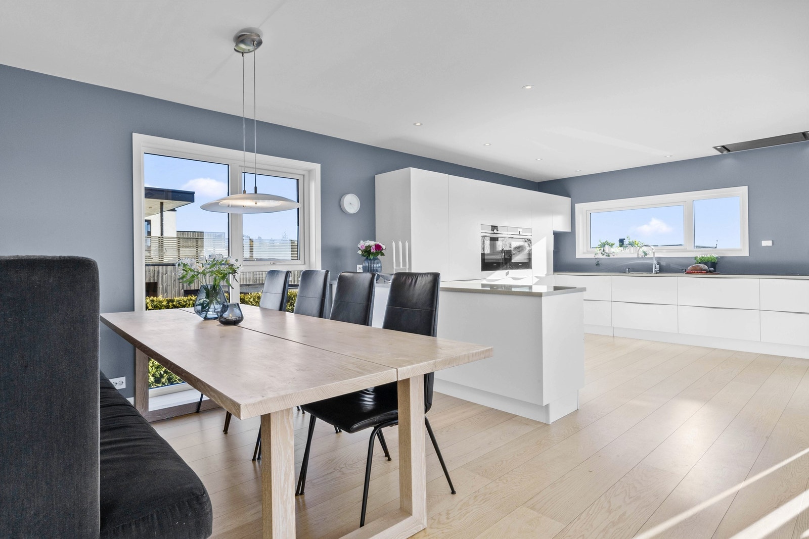 Kjøkkenet er av god størrelse med plass til spisegruppe. Galleribilde