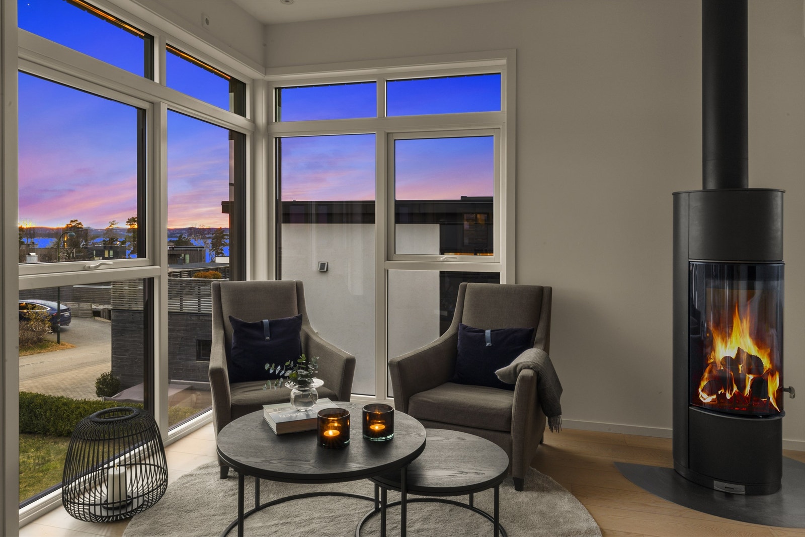 Kveldsbilde av stuen. Galleribilde