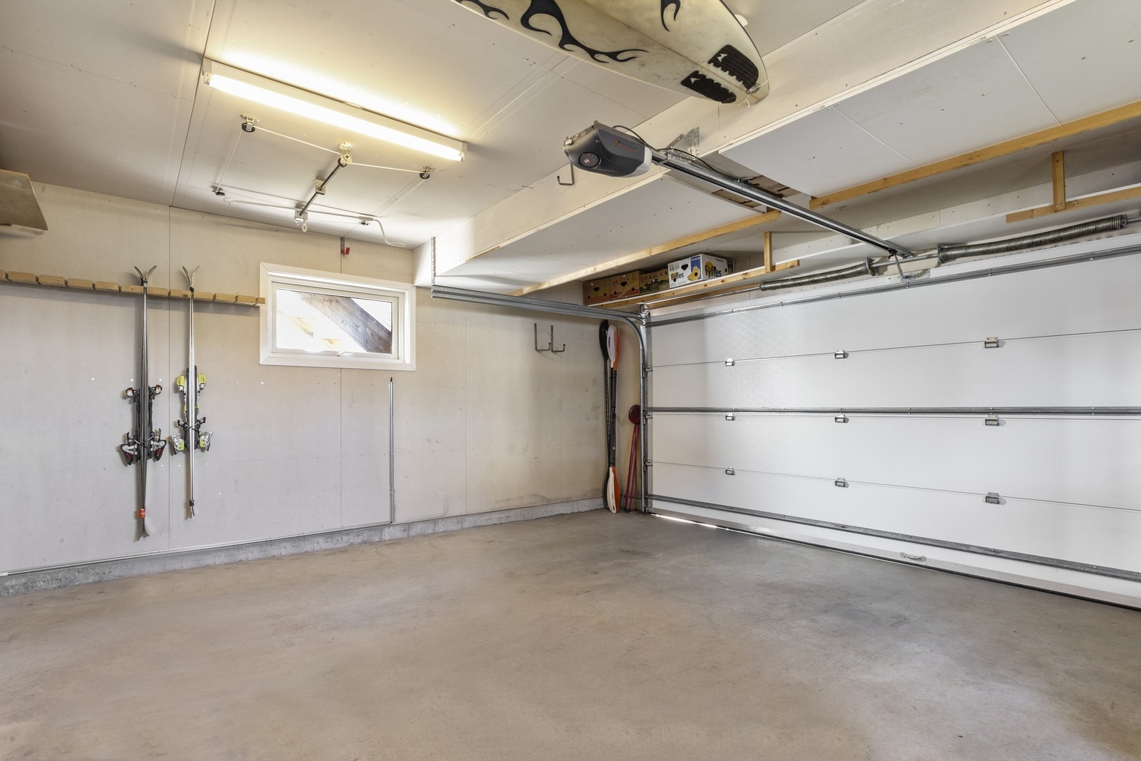 Det er også skioppbevaring og godt utnyttet plass til lagring flere steder. Galleribilde