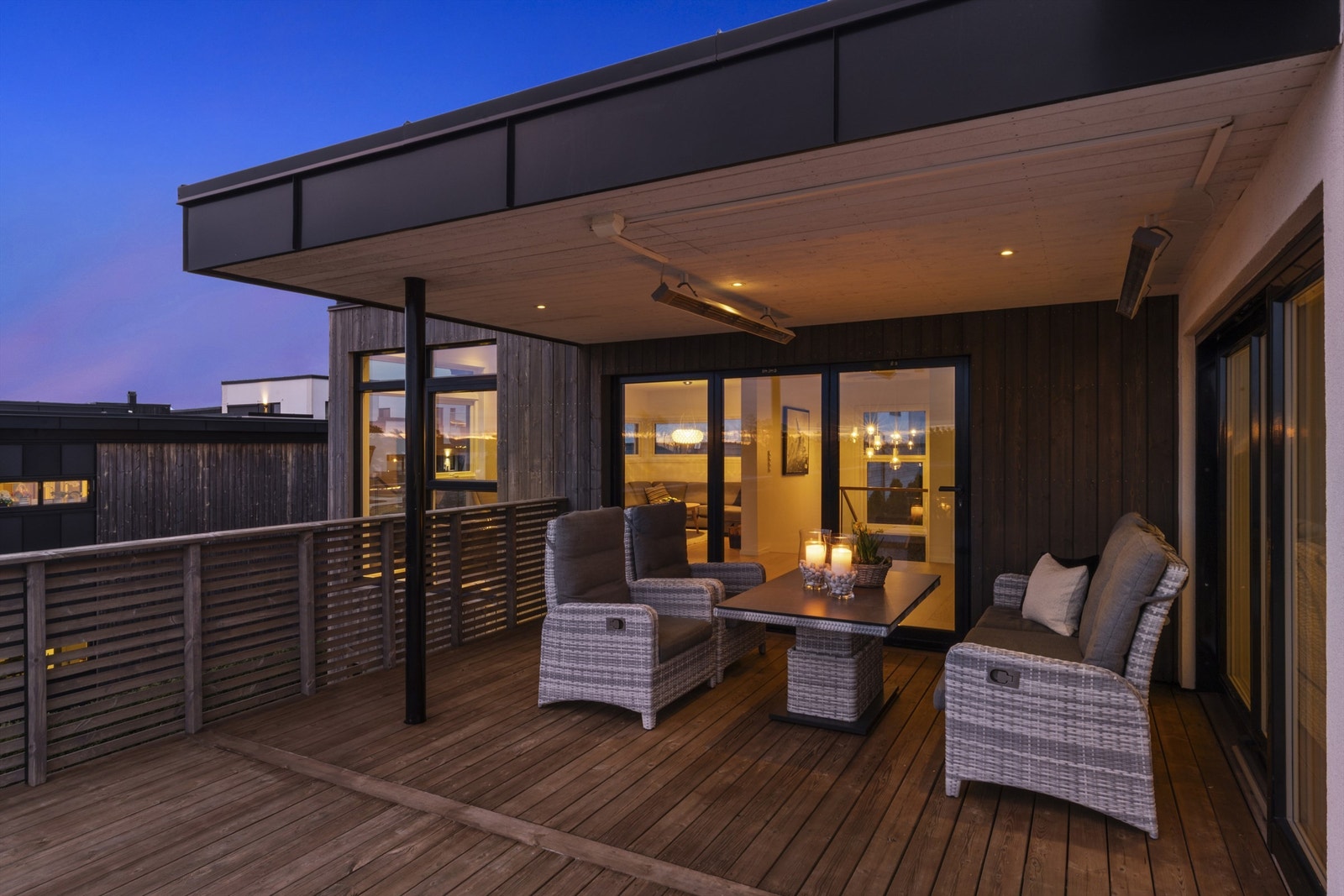 Kveldsbilde av terrassen. Galleribilde