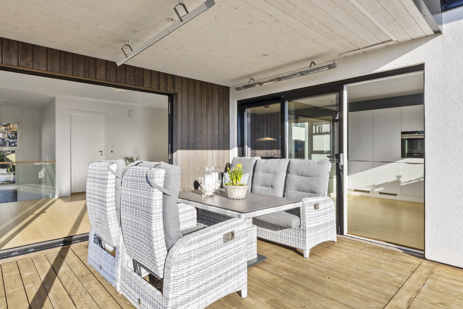 Skyvedør ut til terrassen fra både stue og kjøkken. Galleribilde