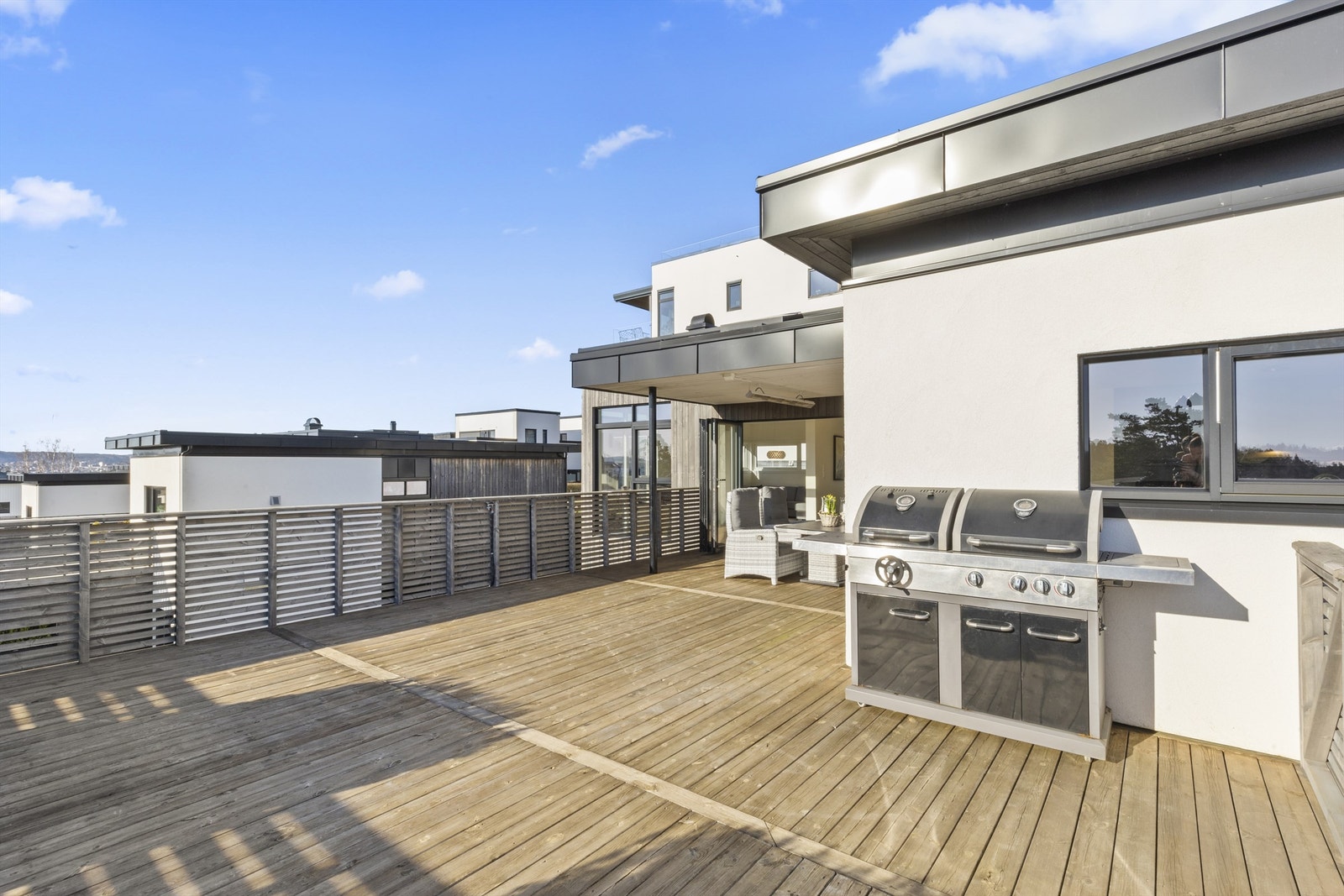 Det er svært god plass til flere sittegrupper, grill og annet møblement om ønskelig. Galleribilde