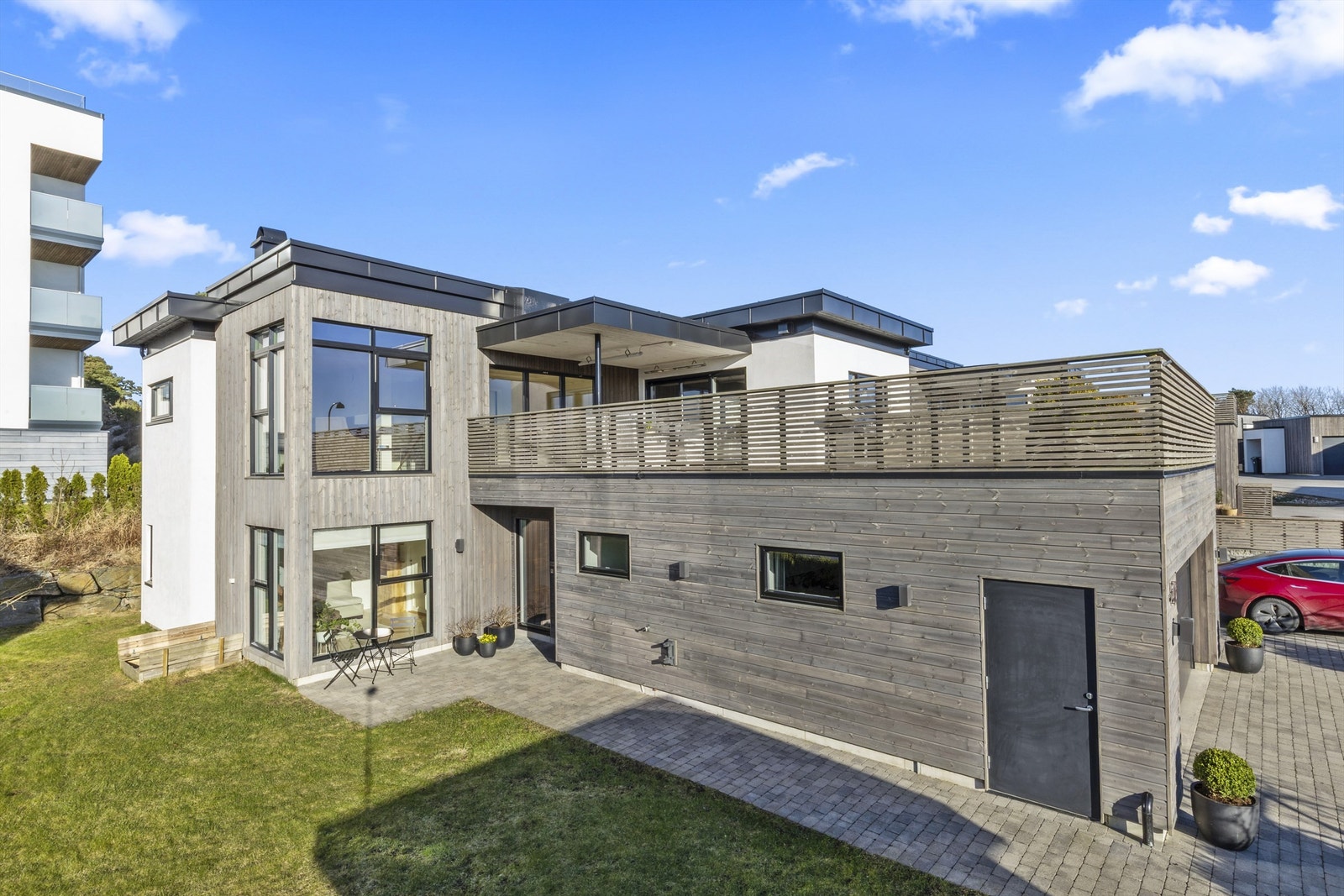 Velkommen til denne innbydende og velholdte eneboligen med hybel på Populære Dvergsnes - presentert av Jon Fadnes i Krogsveen. Galleribilde