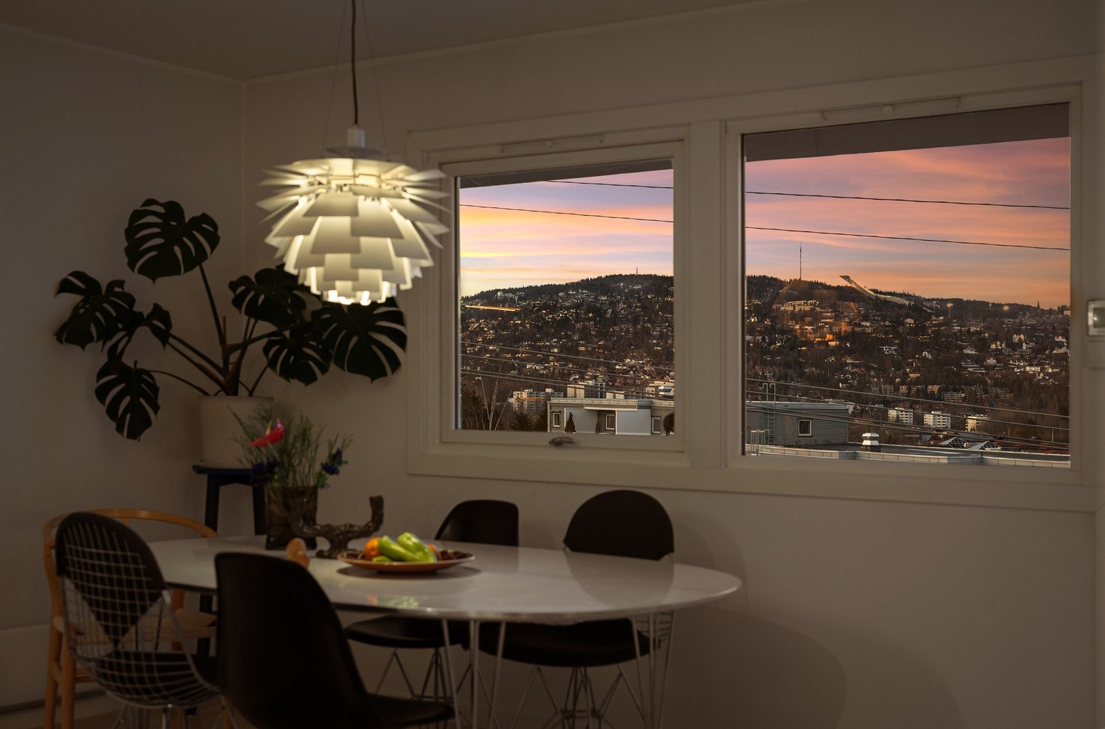 Nyt en herlig kveldsutsikt mot Holmenkollen rett fra middagsbordet. Galleribilde