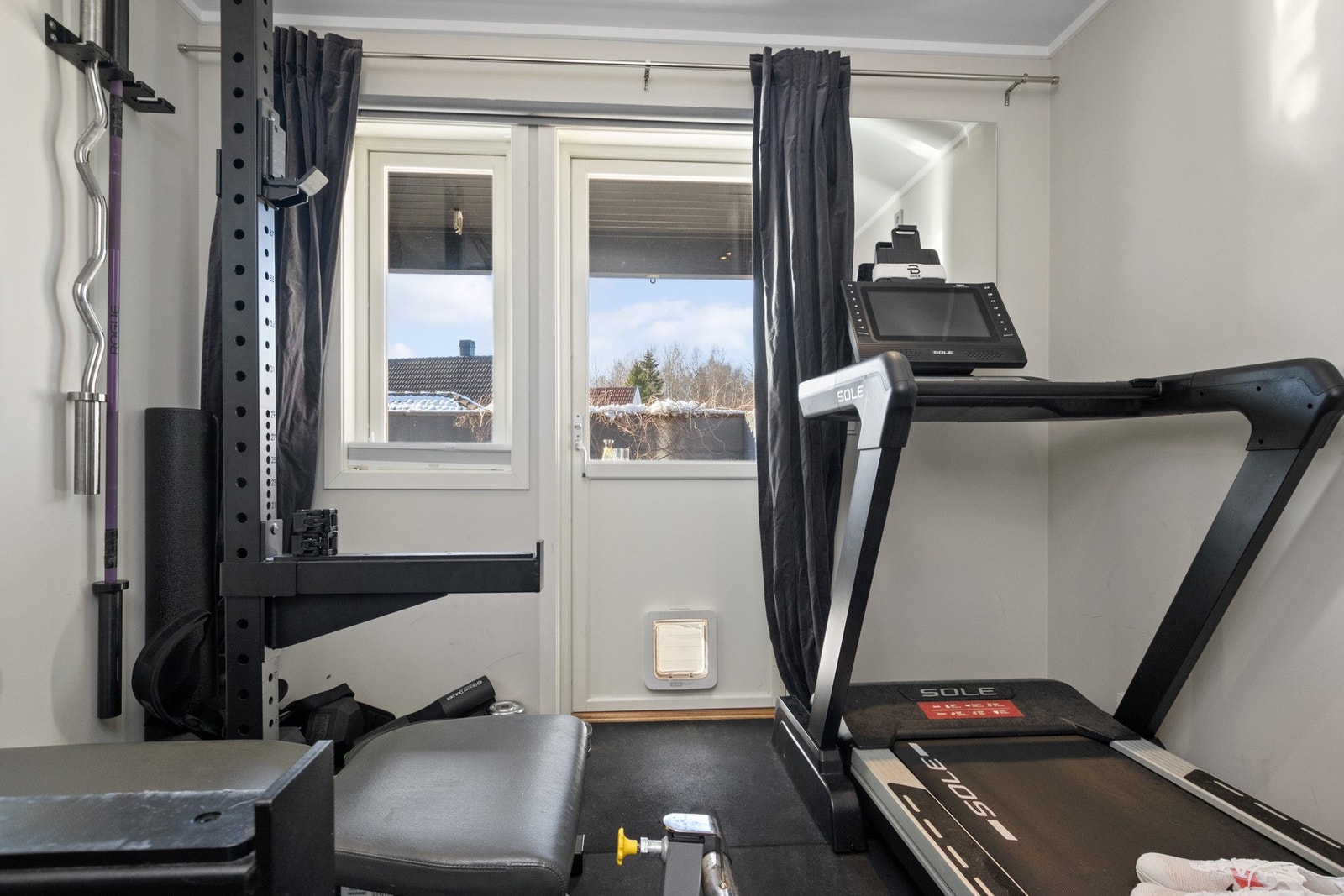 Det er fire gode soverom i eneboligen - ett i første etasje og tre i andre etasje. Soverommet i første har utgang til terrassen. Galleribilde