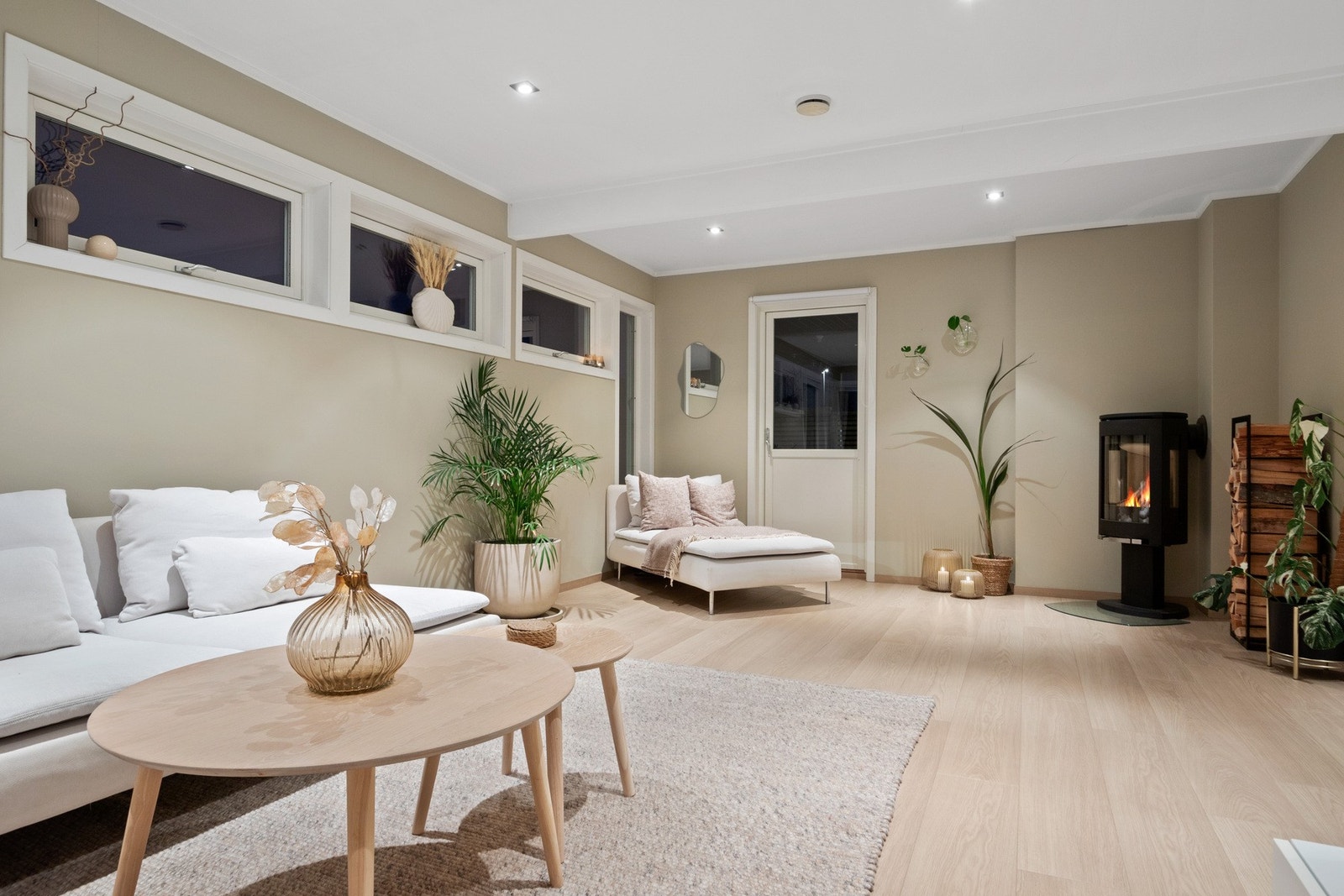 Fra stuen er det utgang til en vestvendt, dels overbygd terrasse. Galleribilde