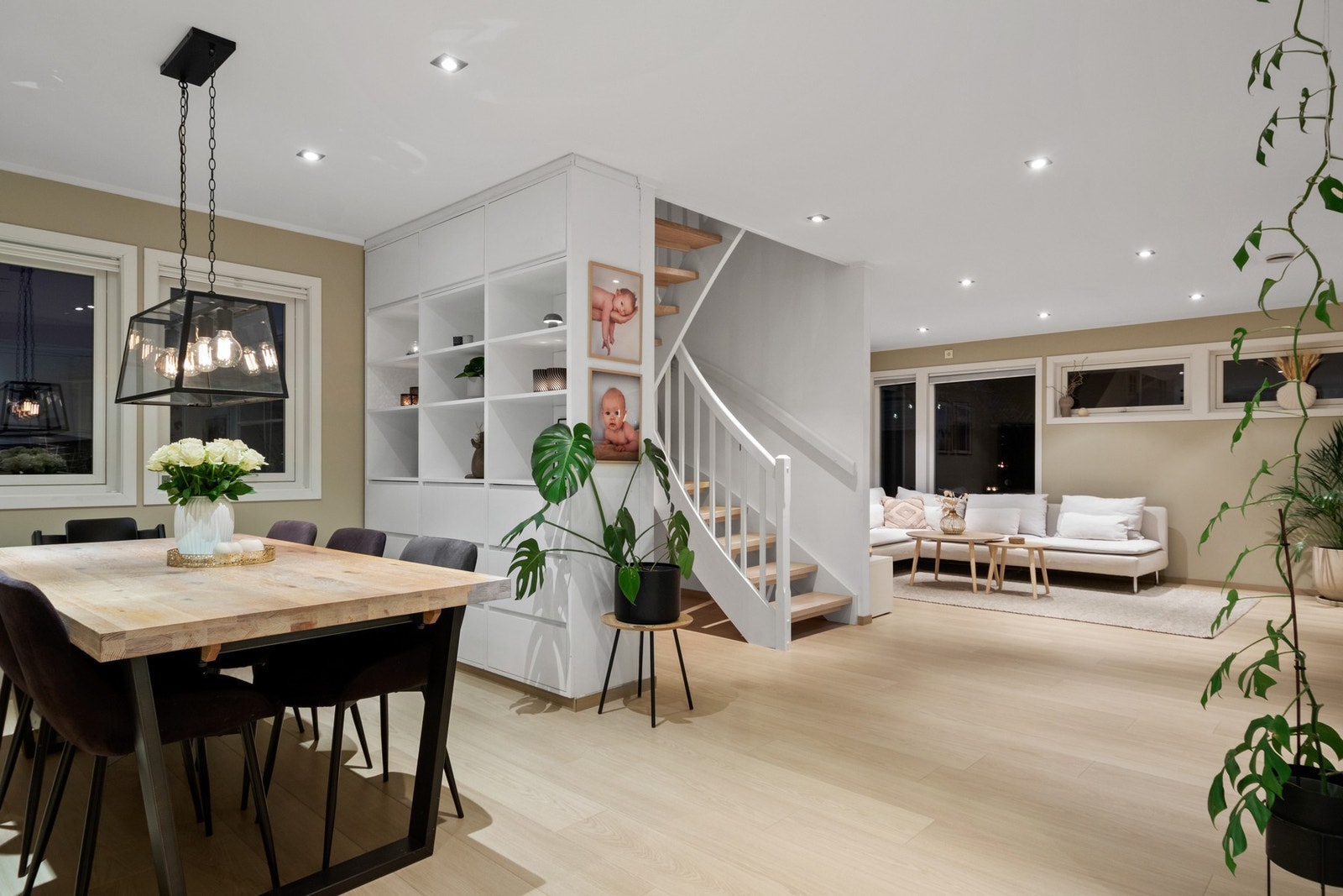 Stuen oppleves som romslig og innbydende, og dagslyset som strømmer inn via de store vinduene gir rommet en luftig atmosfære. Galleribilde