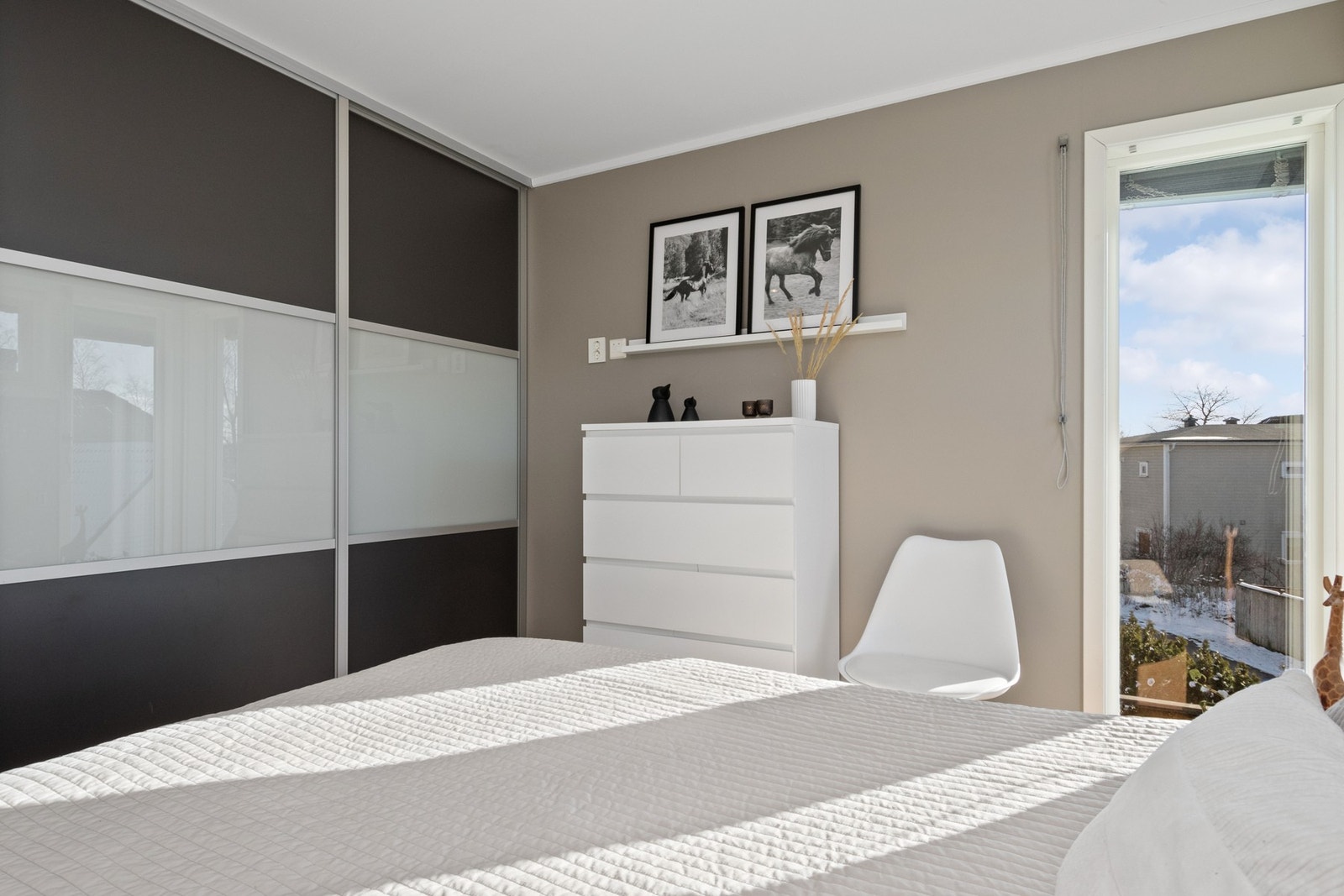 Romslig skyvedørsgarderobe. Galleribilde