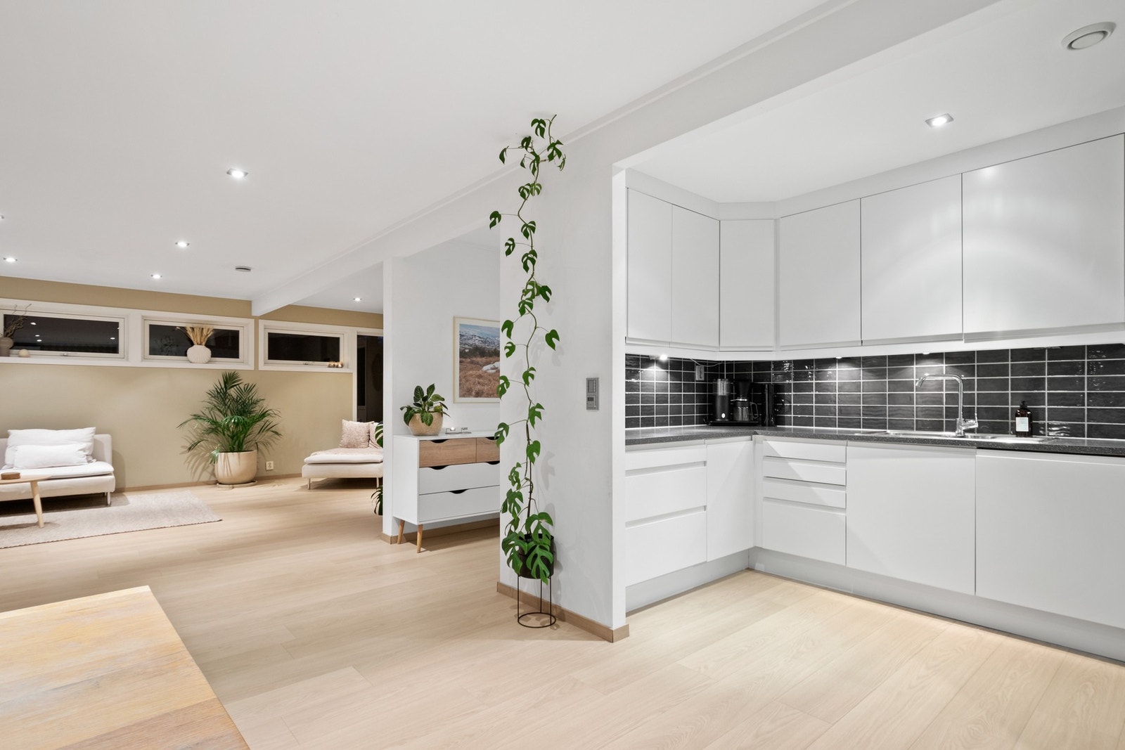 Kjøkkenet har et tidsmessig og pent design med gode benkeflater og mye oppbevaringsplass. Galleribilde