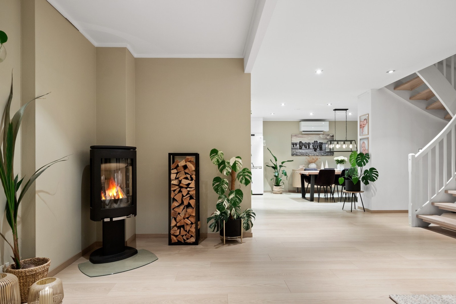 I et hjørne er det montert en rentbrennende peisovn. Galleribilde