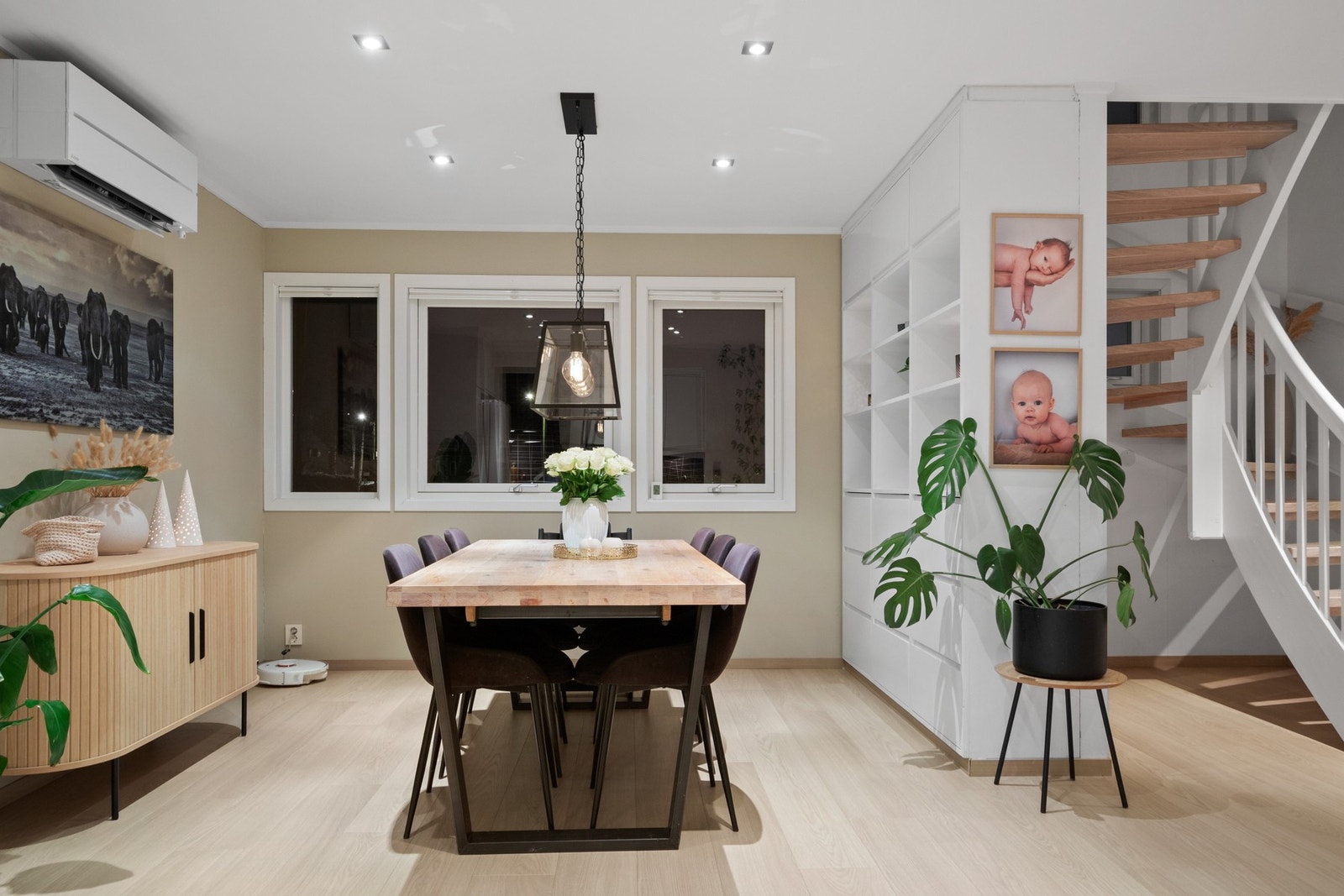 Stuen har lysmalte vegger og laminat fra 2023 med gulvvarme. Galleribilde