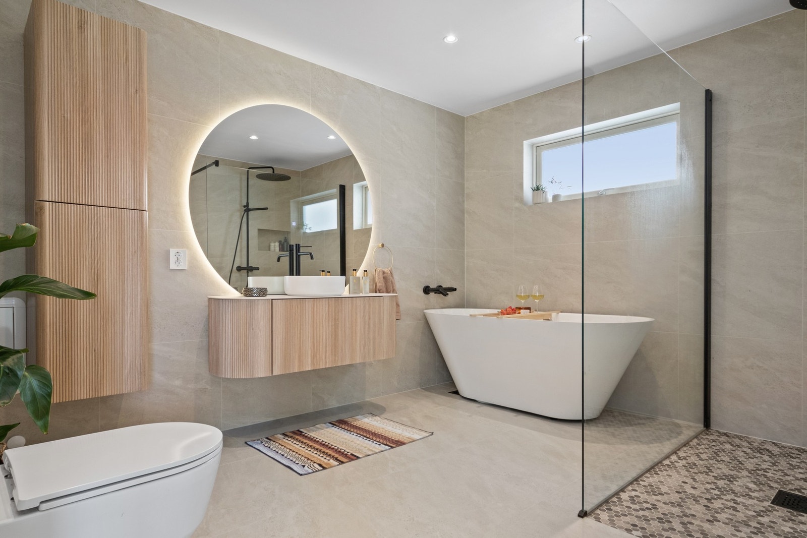 Badet i andre etasje, som var nytt i 2024, innbyr til egentid og velvære, og det delikate rommet gir en følelse av spa i eget hjem. Galleribilde