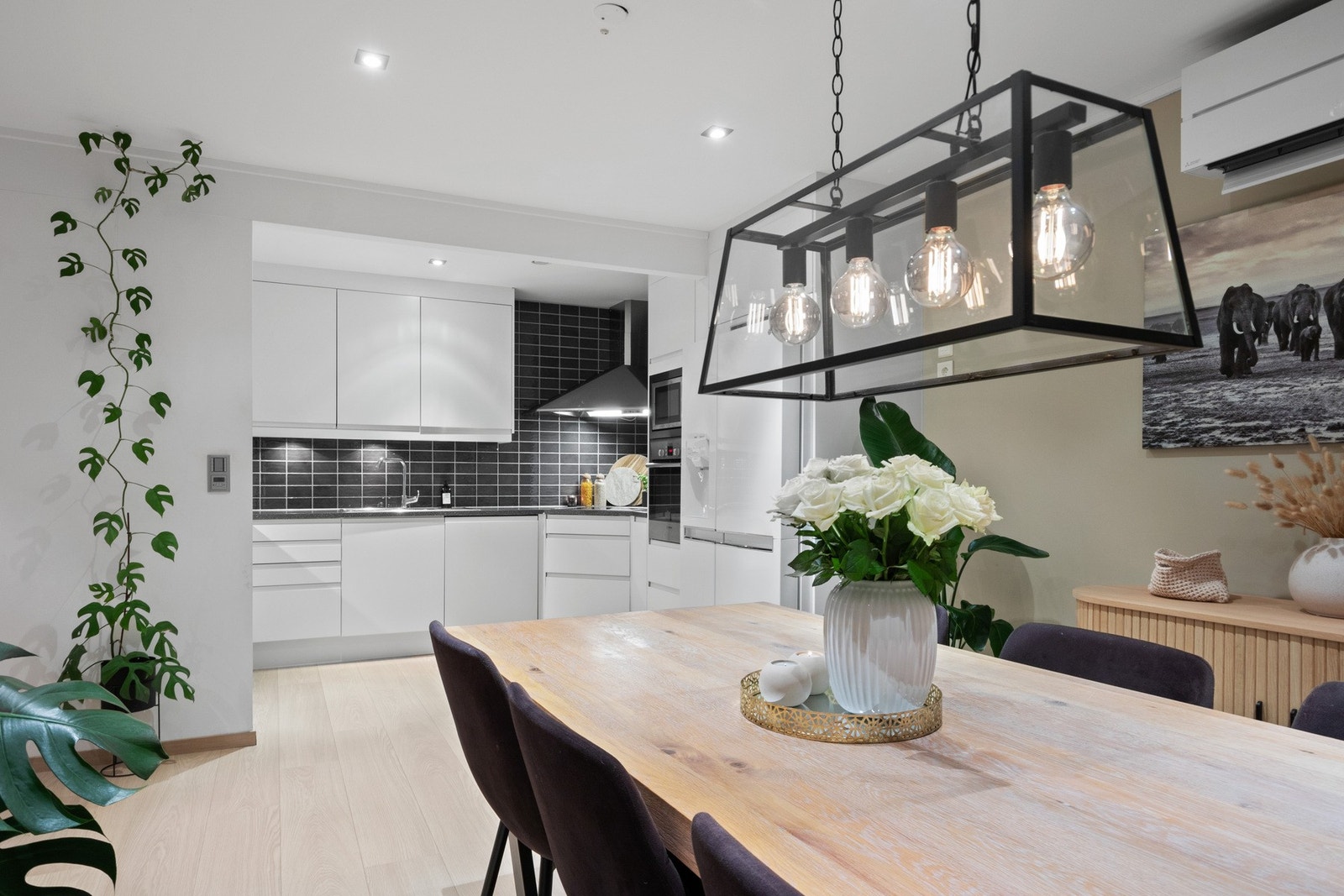 Videre er kjøkkenet utstyrt med integrerte hvitevarer som oppvaskmaskin, mikrobølgeovn, stekeovn og koketopp, samt ventilator, benkestikk og god arbeidsbelysning. Galleribilde