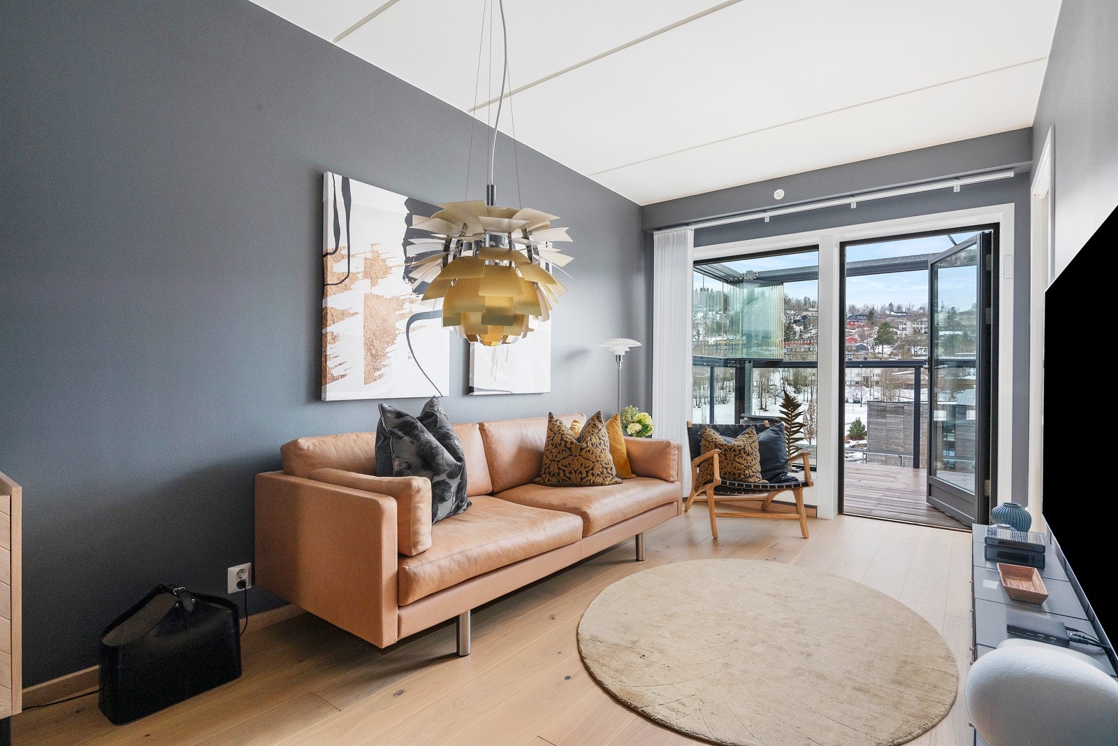 Lys og åpen stue med store vindusflater som gir rikelig med naturlig lysinnslipp Galleribilde