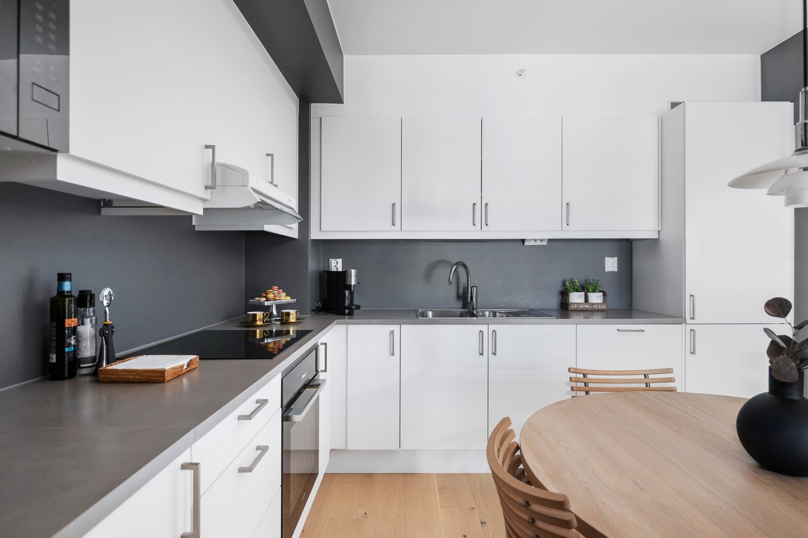 Rikelig med skap- og benkeplass sørger for et funksjonelt og arbeidsvennlig kjøkken Galleribilde