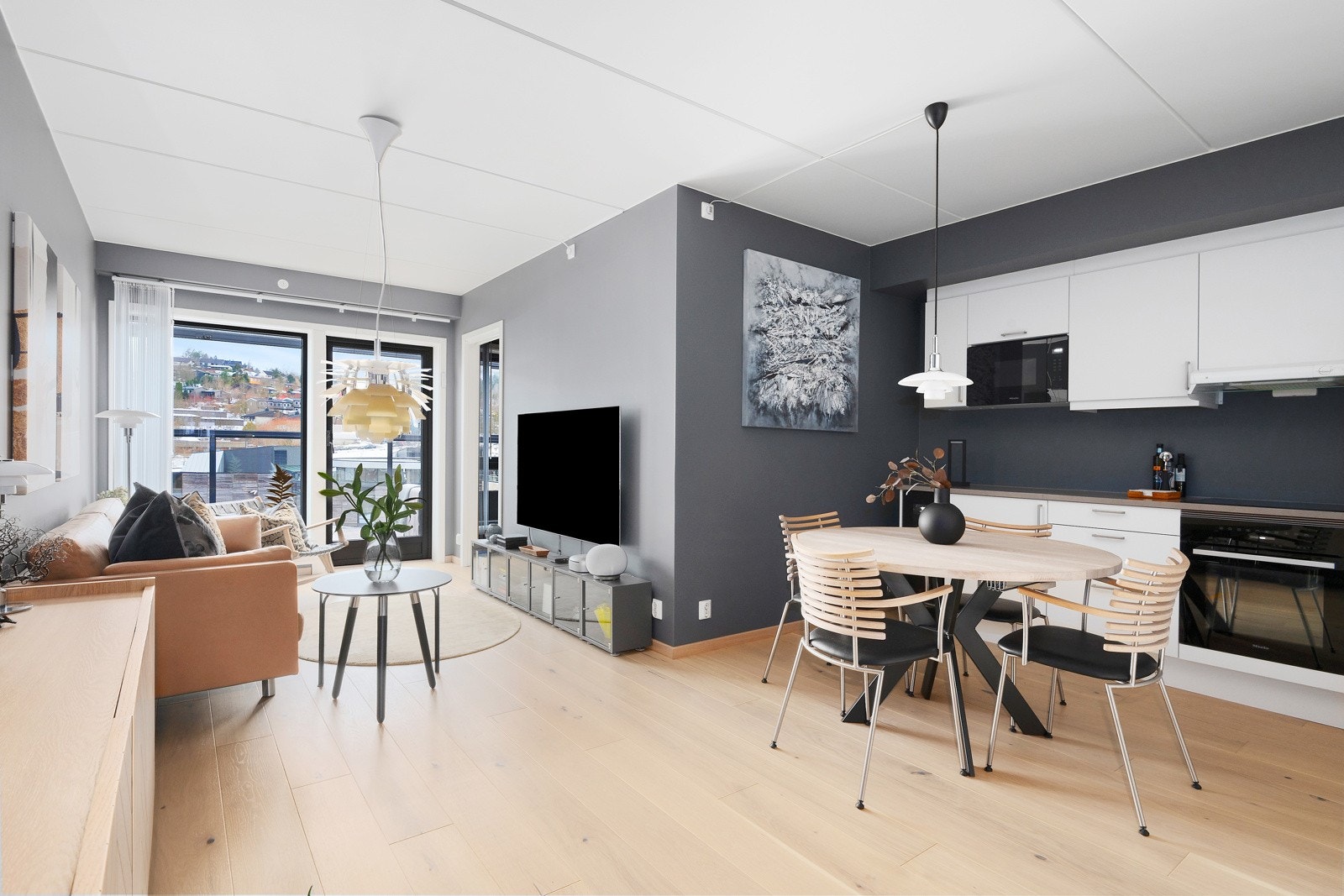 Videre inn i stuen er det naturlig plass til spisegruppe ved kjøkkenet Galleribilde