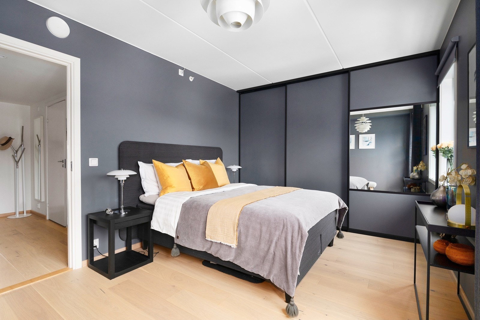 Hovedsoverommet er av meget god størrelse med god plass til stor seng og nattbord Galleribilde