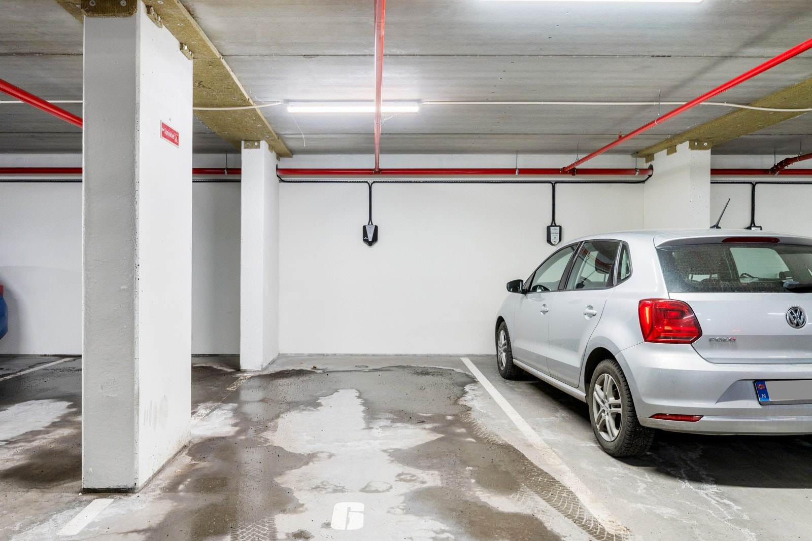 Leiligheten disponerer en garasjeplass med el-bil lader i felles garasjeanlegg merket nr. 6 Galleribilde