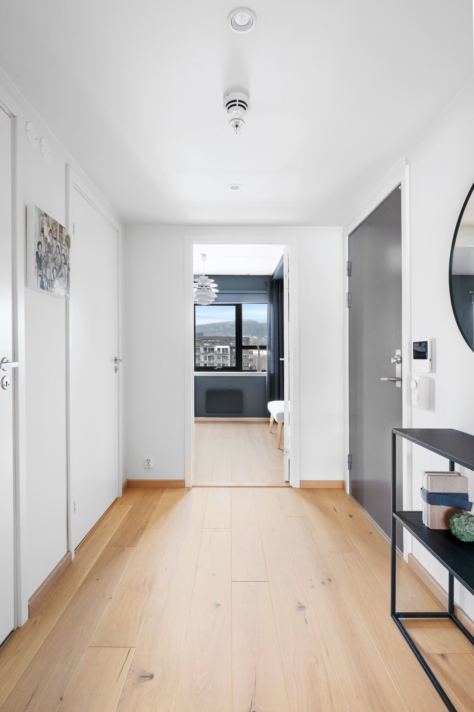 Leiligheten har en lys og åpen entré med god plass til oppbevaring av yttertøy og sko Galleribilde