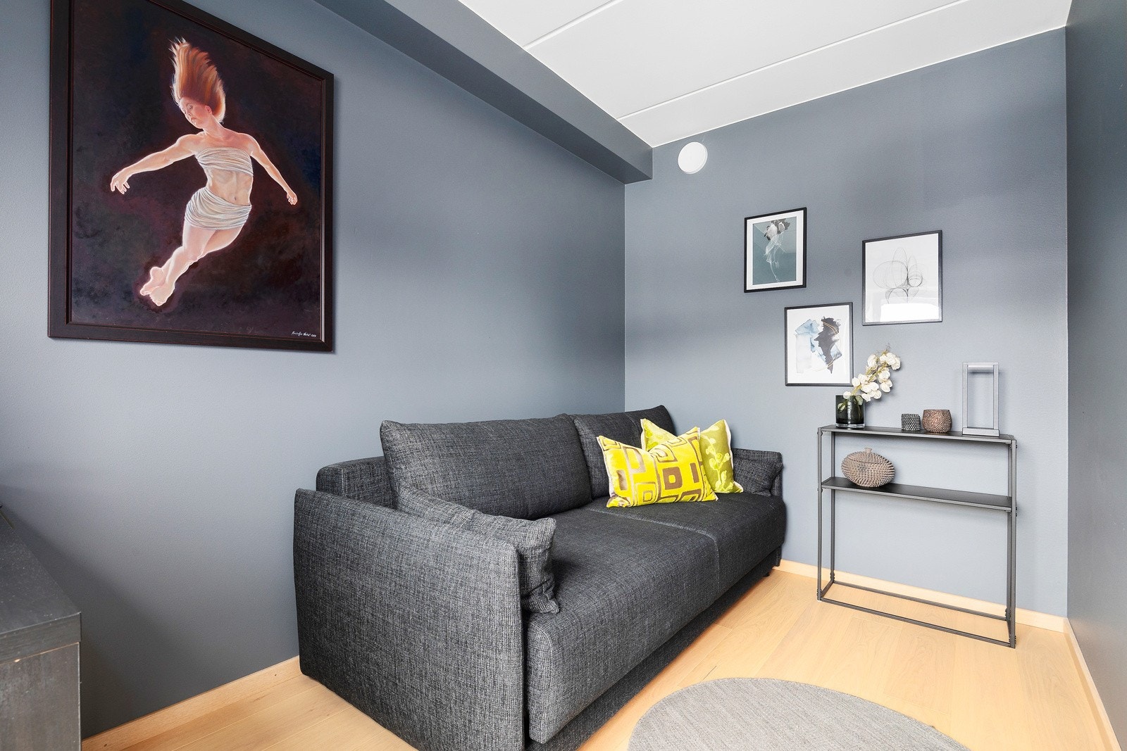 Videre inn i stuen har du adkomst til ett av boligens 2 soverom Galleribilde