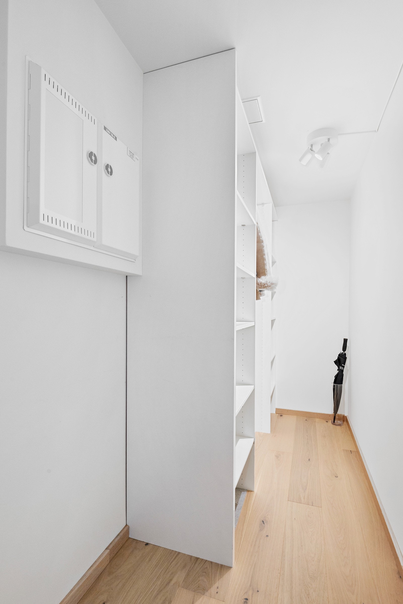 Innvendig bod ved entré på ca. 4 kvm hvor det er god plass til ytterligere oppbevaring Galleribilde