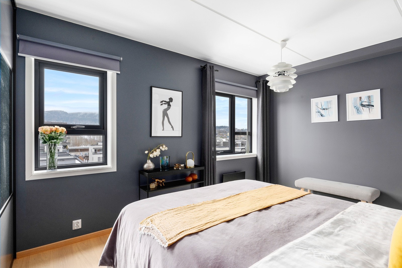 Rommet er videre innredet med en større skyvedørsgarderobe hvor en enkelt kan oppbevare klær og personelige eiendeler Galleribilde