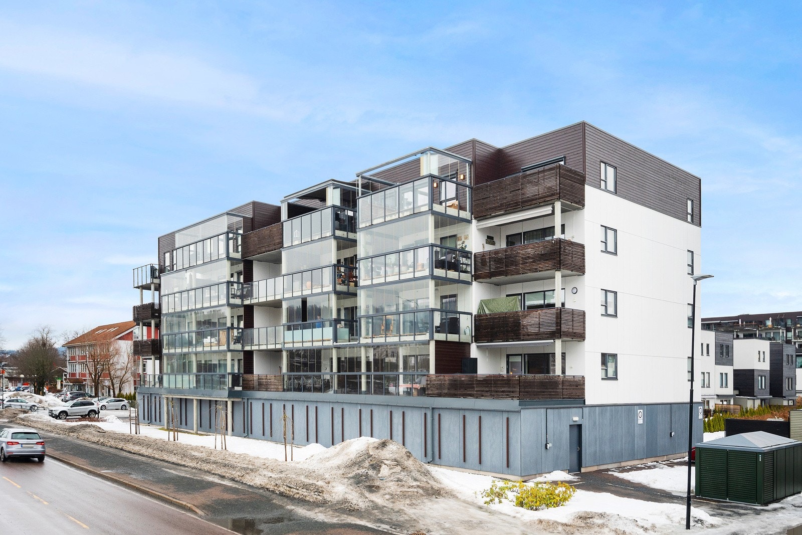 Fasade. Eiendommen ligger i kort gangavstand til Vøyenenga senter Galleribilde