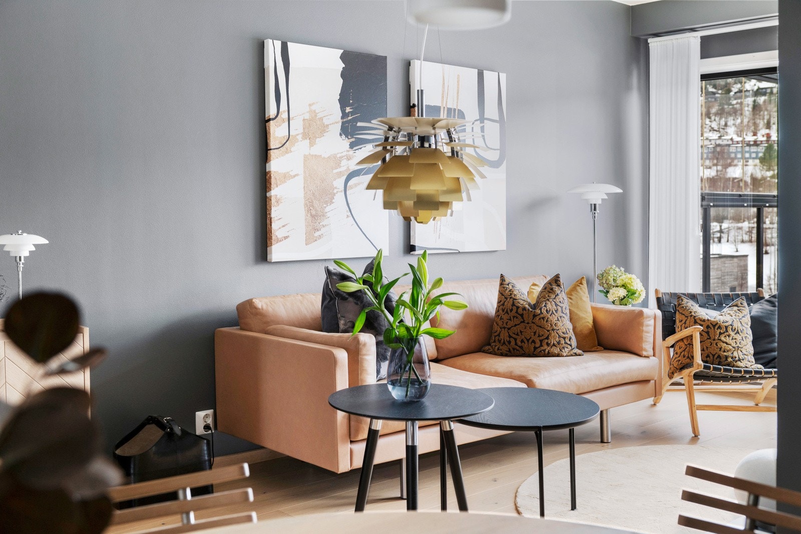 Her er det god plass til å innrede en større sofagruppe med tilhørende møblement Galleribilde