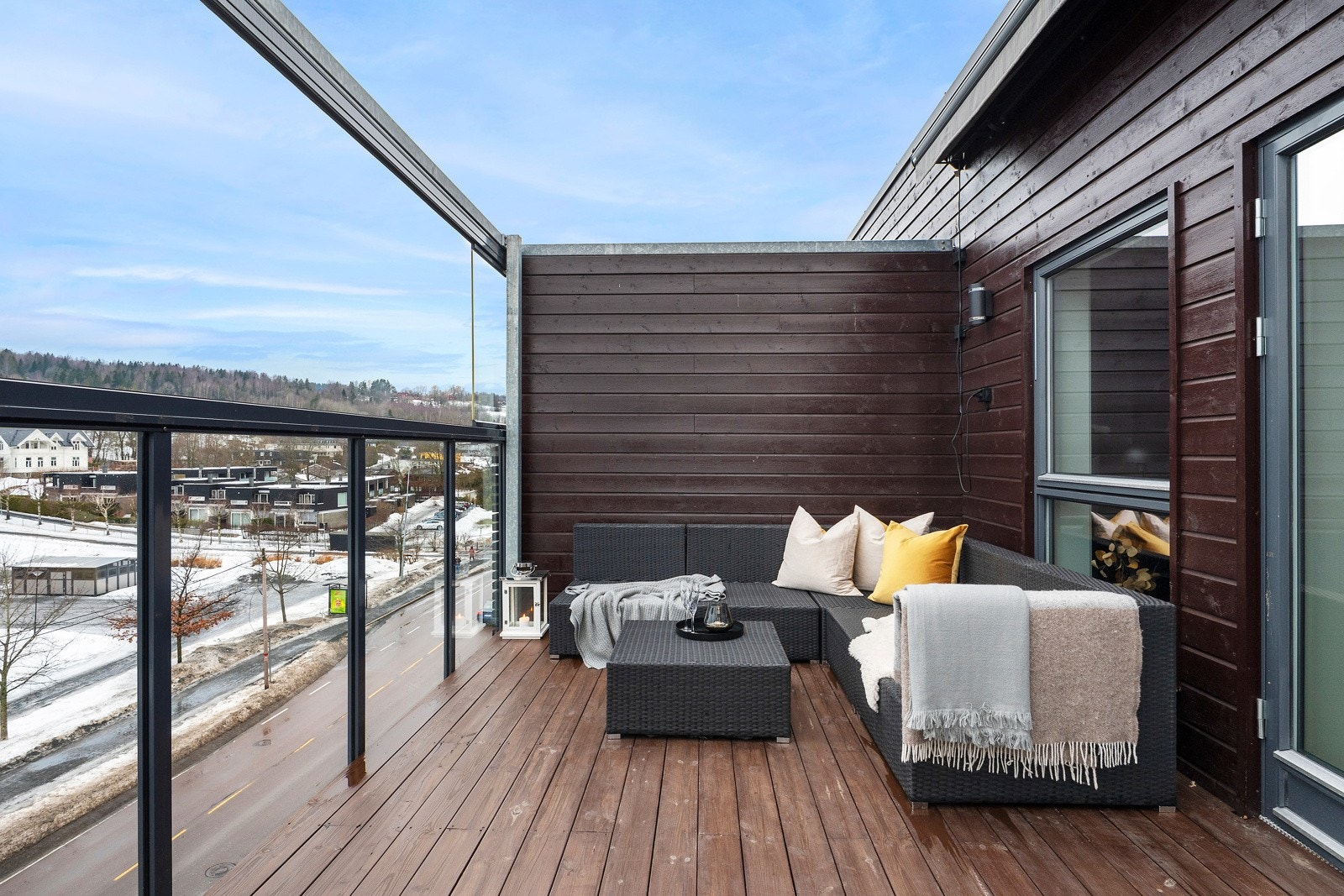 Balkongen måler ca. 15 kvm og har gode innredningsmuligheter Galleribilde