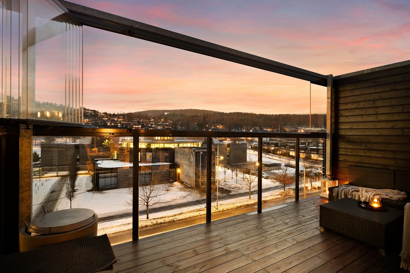 Flott utsikt fra balkong mot blandt annet Kirkerudbakken Galleribilde