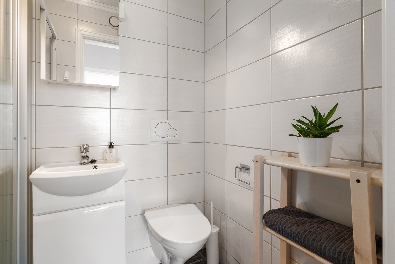 Badet er helfliset med mørke fliser på gulv (varme i gulv) og lyse på vegger. Galleribilde