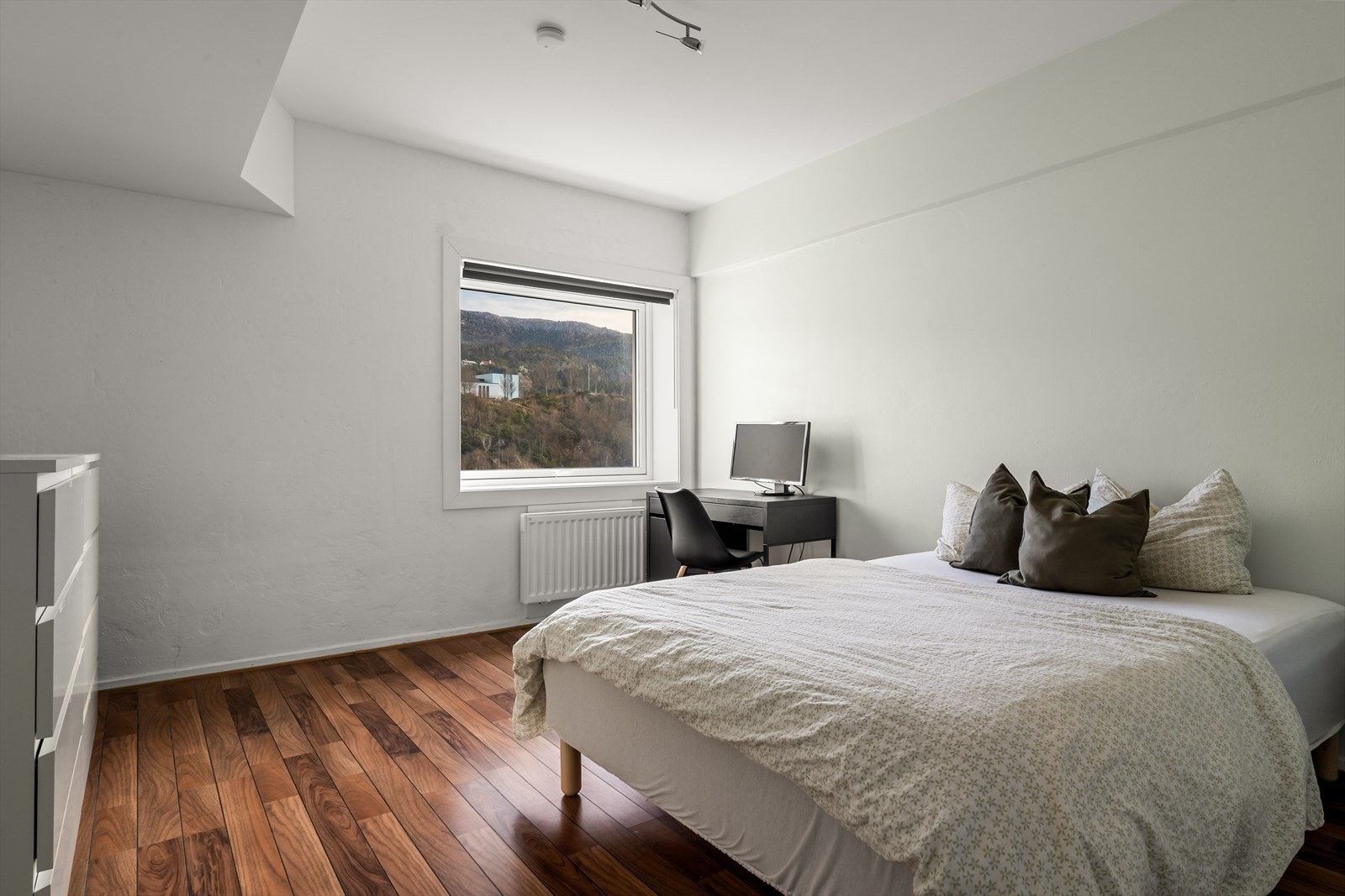 Romslig soverom rett i underkant av 16 m². Galleribilde