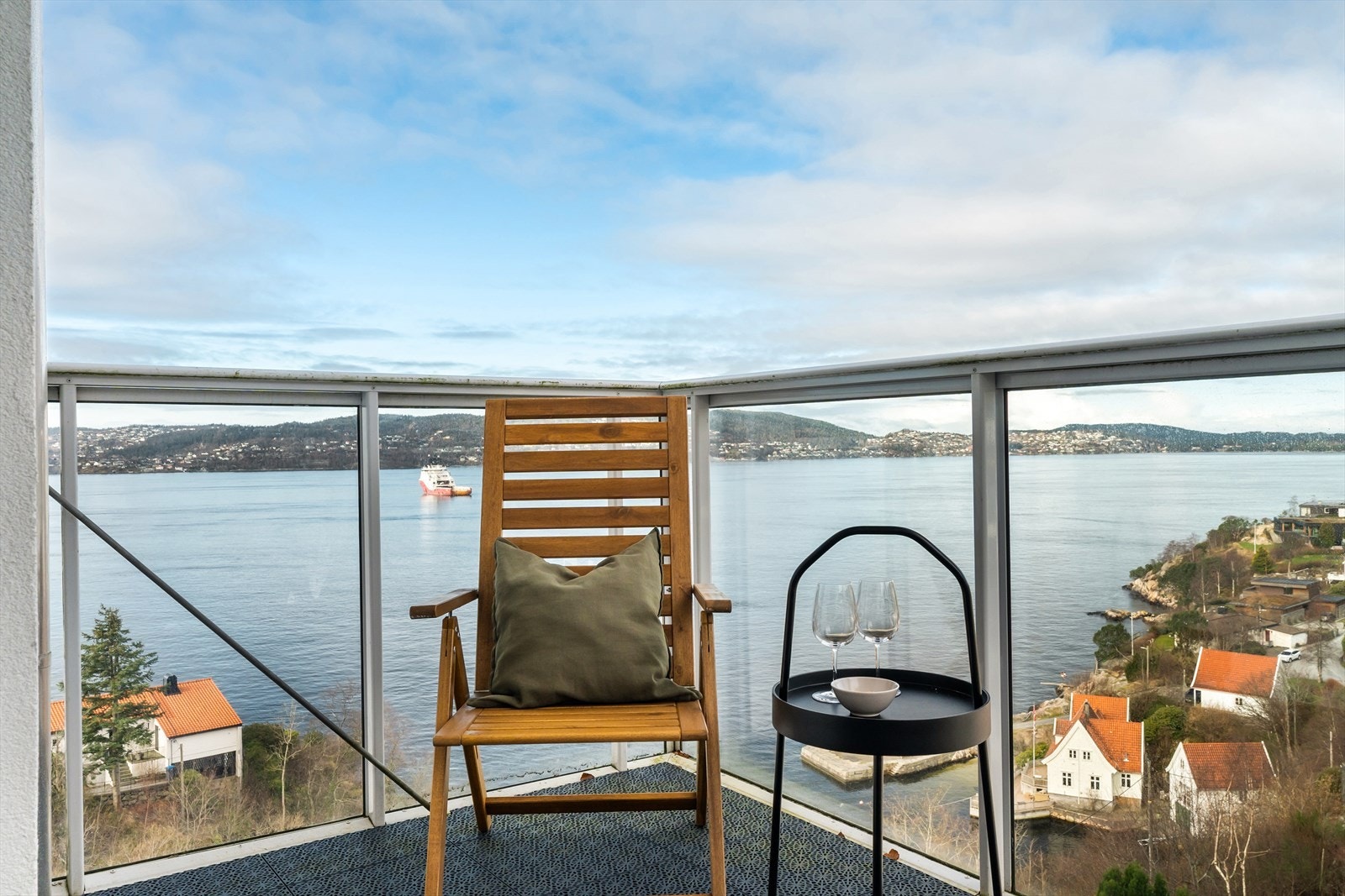 Rolig og veletablert område uten gjennomgangstrafikk, populært for alle aldersgrupper. Gangavstand til blant annet NHH, kollektivtrafikk, dagligvarebutikker, skoler, barnehage og lekeplass bidrar til en enklere logistikk i hverdagen. Galleribilde