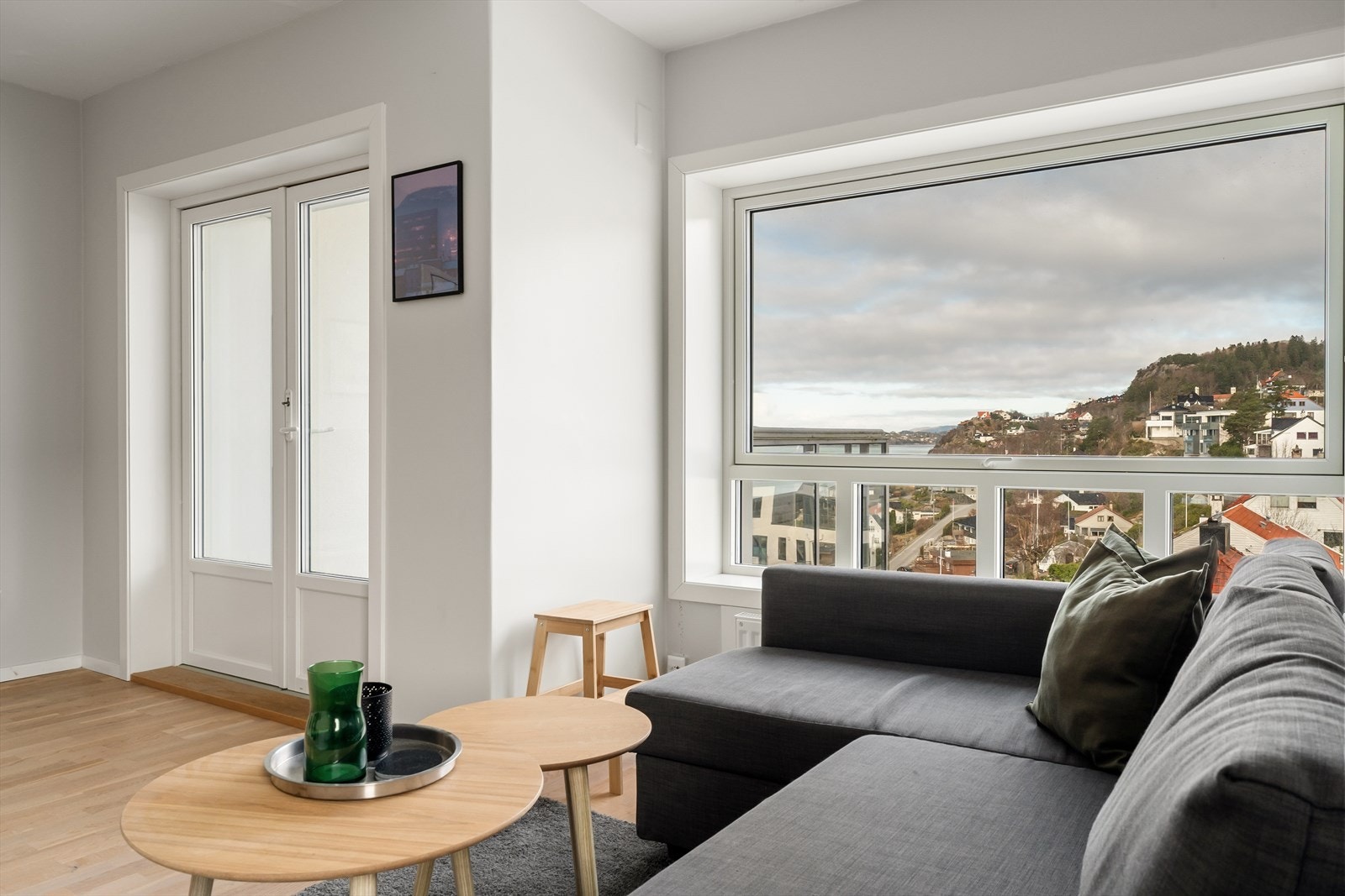 Oppvarming skjer via elektrisk ovn som er plassert under det store vinduet. Galleribilde