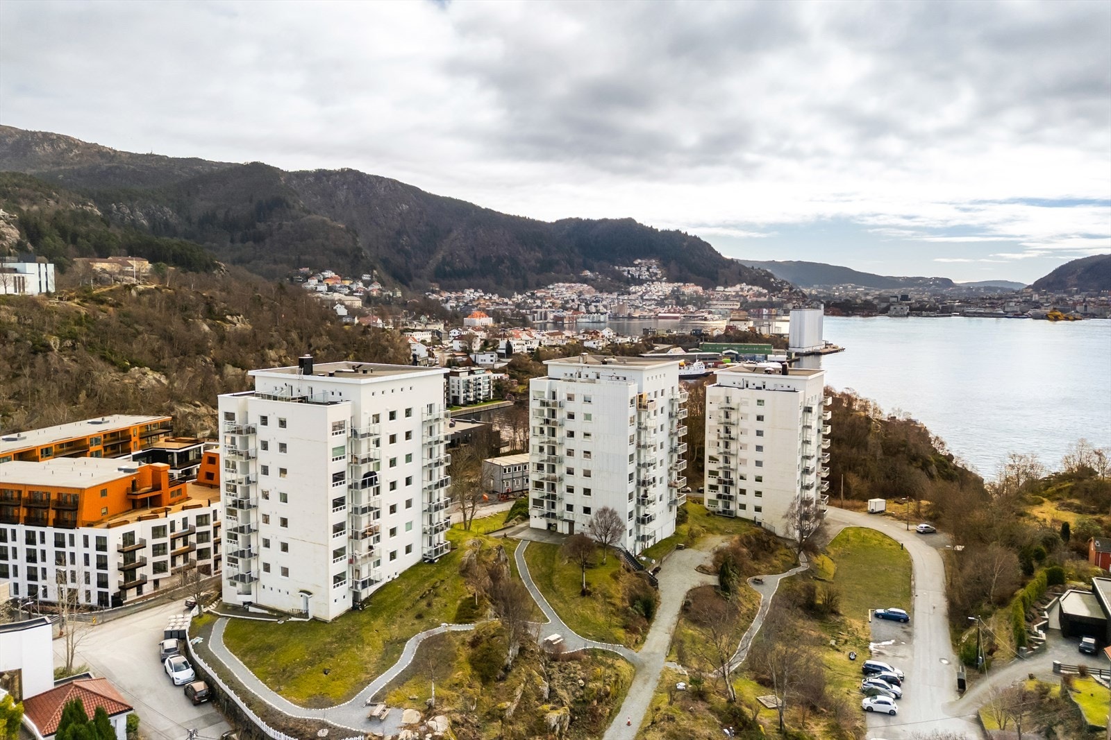 Felles takterrasse på ca. 26 m². Fra denne er det den samme, flotte sjøutsikten, og man kan nyte ettermiddagssolen til den går ned over Askøy sent om kvelden. Galleribilde