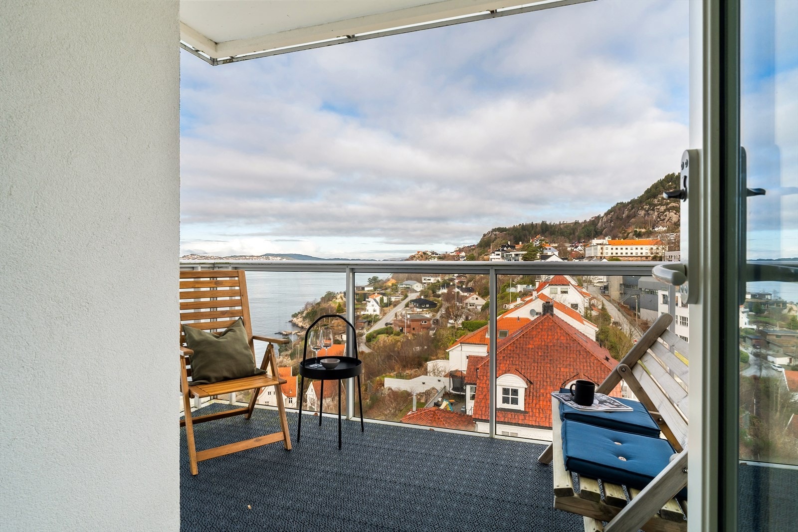 På balkongen er det strålende solforhold og en fantastisk utsikt over Byfjorden mot Askøy og innseilingen til Bergen. Galleribilde