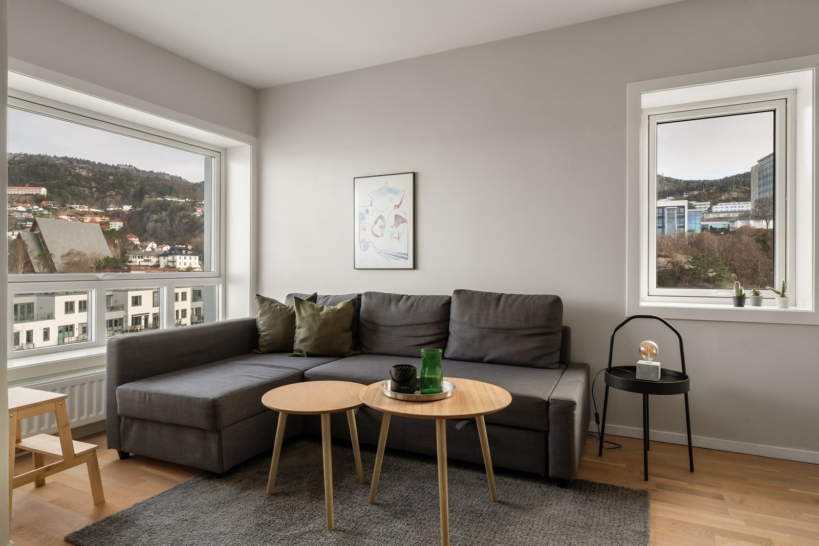 Dette er en lys og pen 2-roms leilighet med nord-vestvendt balkong og nydelig sjøutsikt. Galleribilde