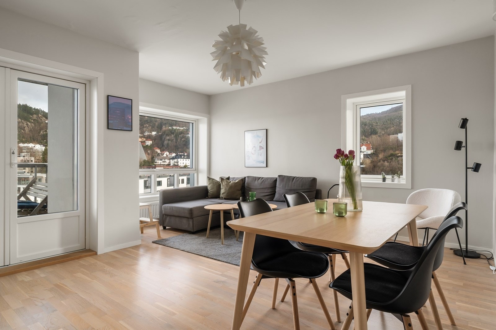 Stuen er av god størrelse med plass til sofagruppe og spisebord. Galleribilde