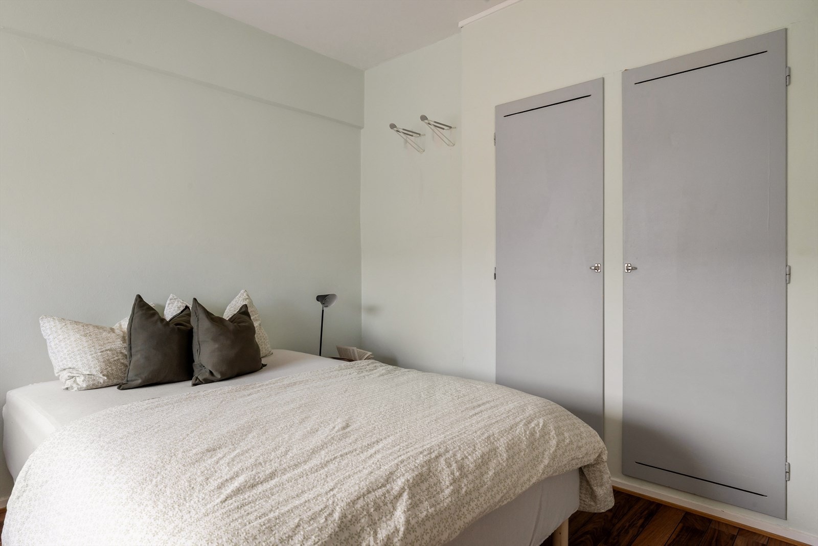 Plassbygde garderober sørger for raus oppbevaringsplass. Galleribilde