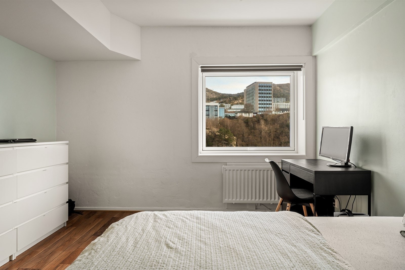 Her har man god plass til dobbeltseng og sidestilte nattbord. Galleribilde