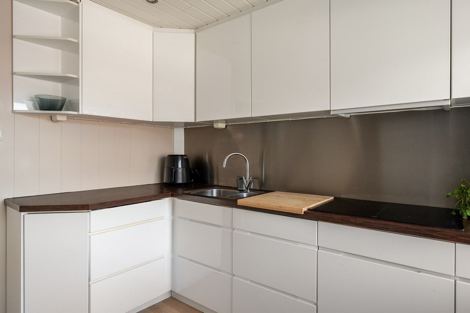 Det er rikelig av arbiedsplass på benkeplate av laminat med stålplate over. Det er også fint å vite at det er ventilator, strømuttak under overskap og benkebereder fra 2009. Galleribilde