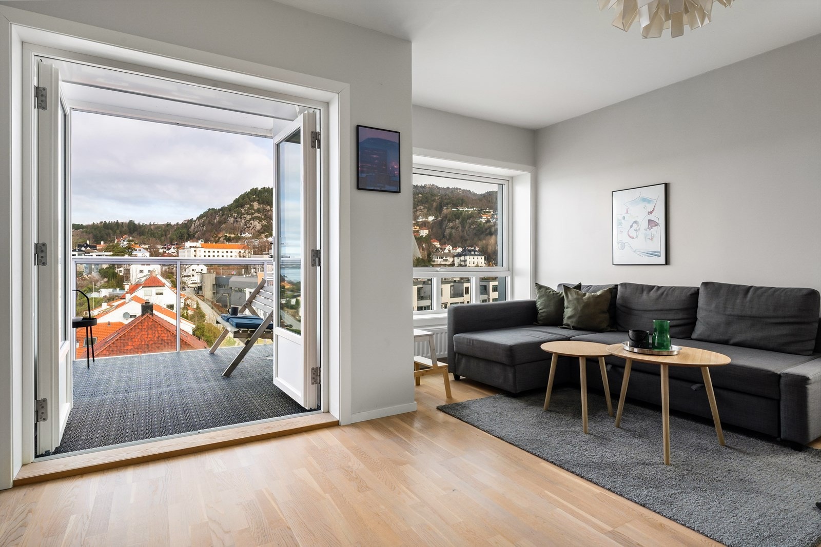 Fra stuen er har du utgang til balkongen på 7,50 m², med rekkverk i glass og aluminium. Galleribilde